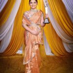 Sonalee Kulkarni Instagram - माझ्या व्यक्तिमत्वाला गौरवल्याबद्दल @zeemarathiofficial #zeegauravpuraskar आणि @clinicplusindia चे मनापासून आभार 🙏🏻 हा पुरस्कार मी माझ्या आयुष्यातल्या सगळ्यात “प्रबळ व्यक्तिमत्व” असलेल्या माझ्या “आई” ला समर्पित करते 🙏🏻 आणि आज महिला दिनानिमित्त माझ्या तमाम महिला प्रेक्षक वर्गाचे आभार मानते…. आपल्या नेहमीच्या धकाधकीच्या जीवनातून वेळ काढून, पैसे खर्च करून, तिकीट काढून चित्रपटगृहात जाऊन तुम्ही आमचे सिनेमे पाहता, भरभरून प्रेम करता, आशिर्वाद देता ….. आपल्या कुटुंबात सामिल करून घेता 🙏🏻 शतशः नमन #meribetistrong #sonaleekulkarni #clinicplusshampoo #marathimulgi #zeemarathi #zeegaurav2024 महाराष्ट्र