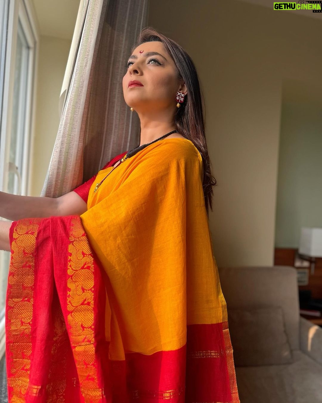 Sonalee Kulkarni Instagram - बाराखडी गिरवताना कुठे माहीत होतं? पुढे, हाती खजीना लागणारे ! #मै . @maithilyapte मराठी भाषा गौरव दिनाच्या हार्दिक शुभेच्छा 🙏🏻 #म #मराठी #गौरवदिन #मराठीभाषागौरवदिन #sonaleekulkarni #marathimulgi 🚩 शिर्डी