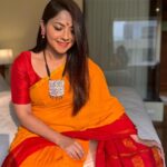 Sonalee Kulkarni Instagram – बाराखडी गिरवताना कुठे माहीत होतं?
पुढे, हाती खजीना लागणारे ! 

  #मै . @maithilyapte 

मराठी भाषा गौरव दिनाच्या हार्दिक शुभेच्छा 🙏🏻

#म #मराठी #गौरवदिन #मराठीभाषागौरवदिन
#sonaleekulkarni #marathimulgi 🚩 शिर्डी
