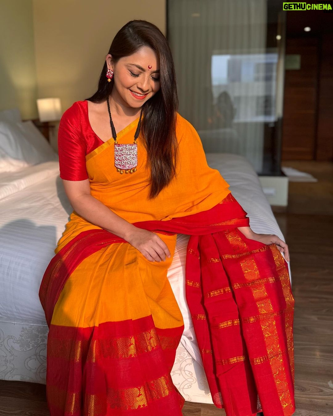 Sonalee Kulkarni Instagram - बाराखडी गिरवताना कुठे माहीत होतं? पुढे, हाती खजीना लागणारे ! #मै . @maithilyapte मराठी भाषा गौरव दिनाच्या हार्दिक शुभेच्छा 🙏🏻 #म #मराठी #गौरवदिन #मराठीभाषागौरवदिन #sonaleekulkarni #marathimulgi 🚩 शिर्डी