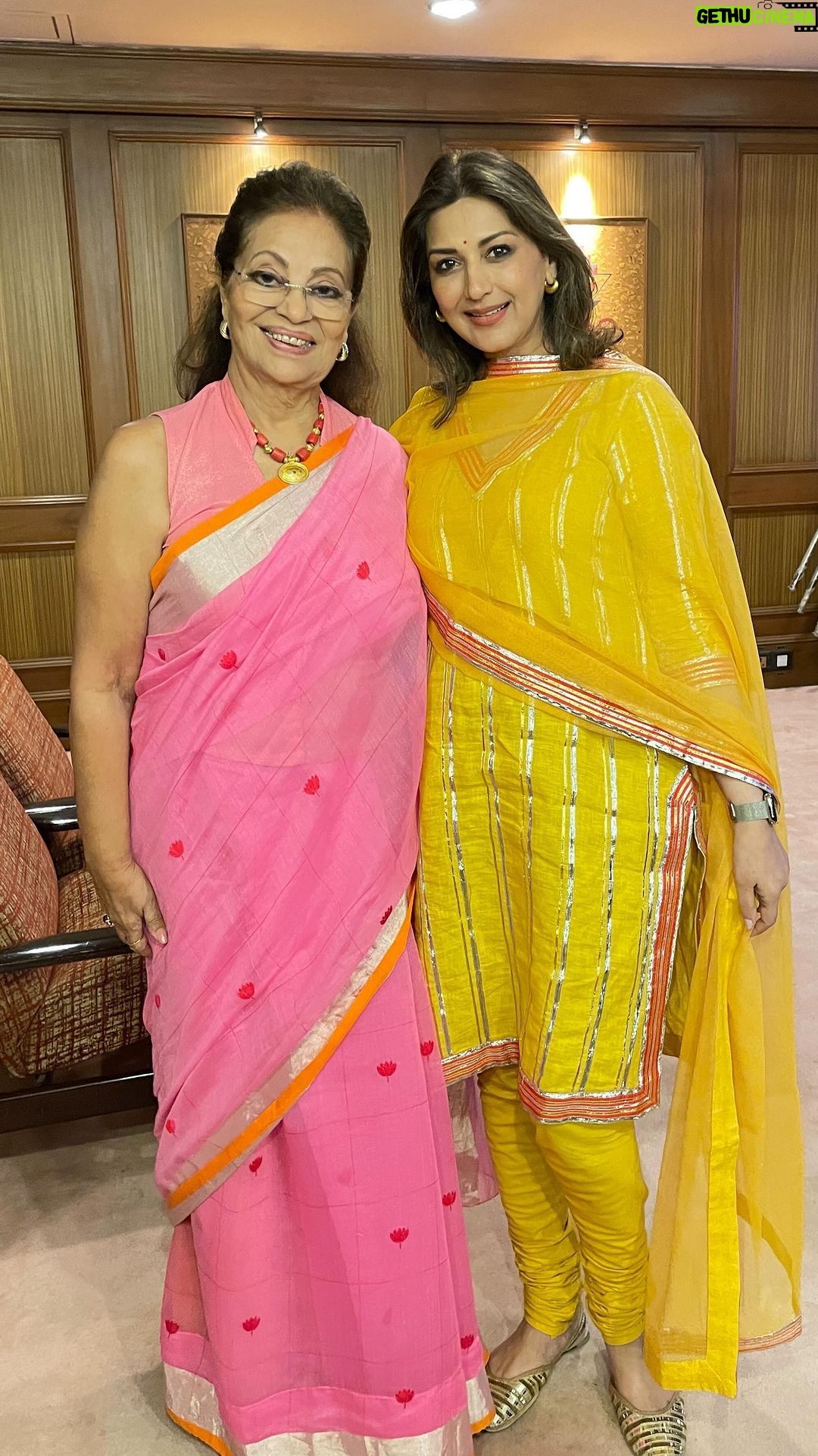 Sonali Bendre Instagram - Kicked in the women’s day celebrations with these strong, beautiful and incredible women at Tata Hospital today. Grateful to have experienced their spirit and be a part of their smiles and happiness. Happy women’s day to all of us! 💕✨
