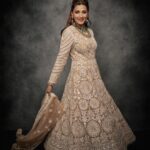 Sonali Bendre Instagram - My D̶i̶s̶n̶e̶y̶ Desi romance 💛 @goldiebehl