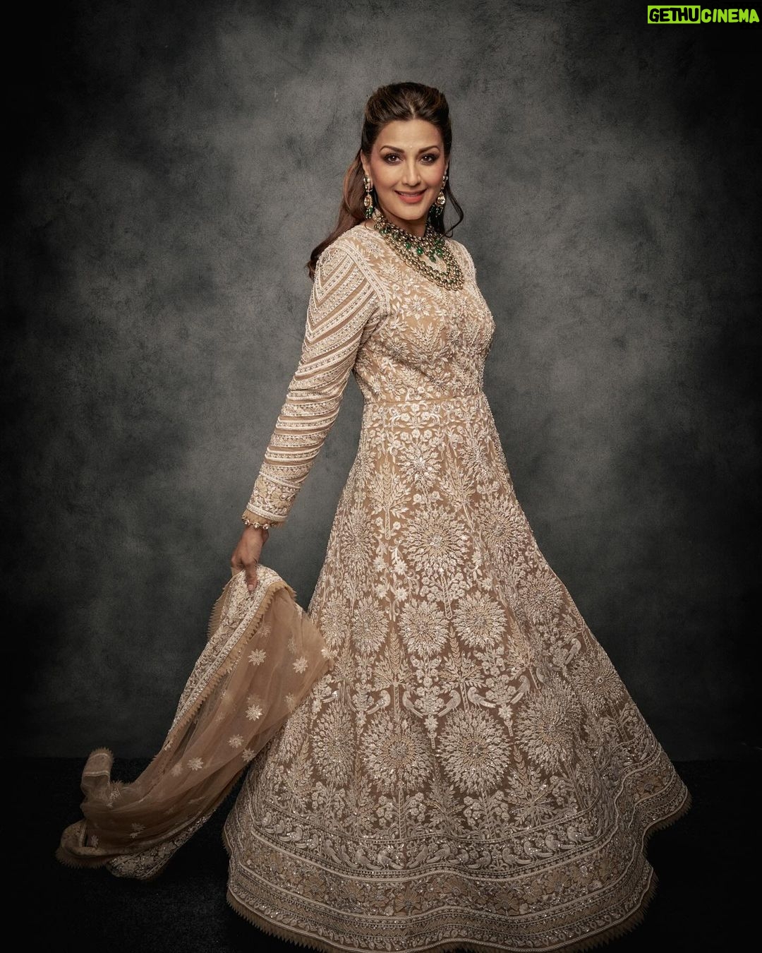 Sonali Bendre Instagram - My D̶i̶s̶n̶e̶y̶ Desi romance 💛 @goldiebehl