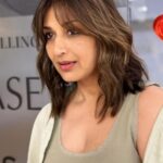 Sonali Bendre Instagram - Love is in the h-air! 🥰 #Birkinbangs #HairFairy @kantamotwani @kromakaysalon