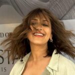 Sonali Bendre Instagram - Love is in the h-air! 🥰 #Birkinbangs #HairFairy @kantamotwani @kromakaysalon