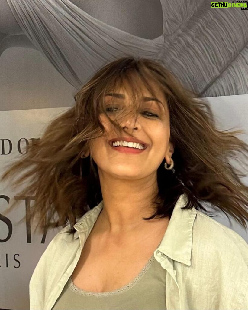 Sonali Bendre Instagram - Love is in the h-air! 🥰 #Birkinbangs #HairFairy @kantamotwani @kromakaysalon