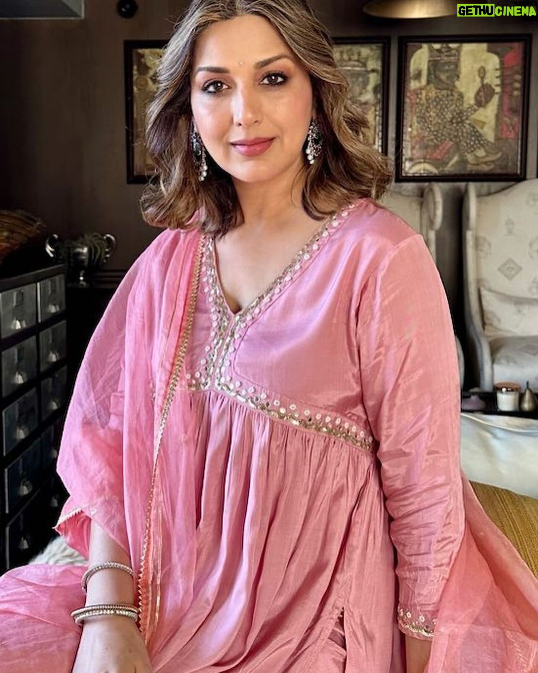 Sonali Bendre Instagram - Blooming where Iโm planted, even if itโs just my living room couch ๐๐ธ