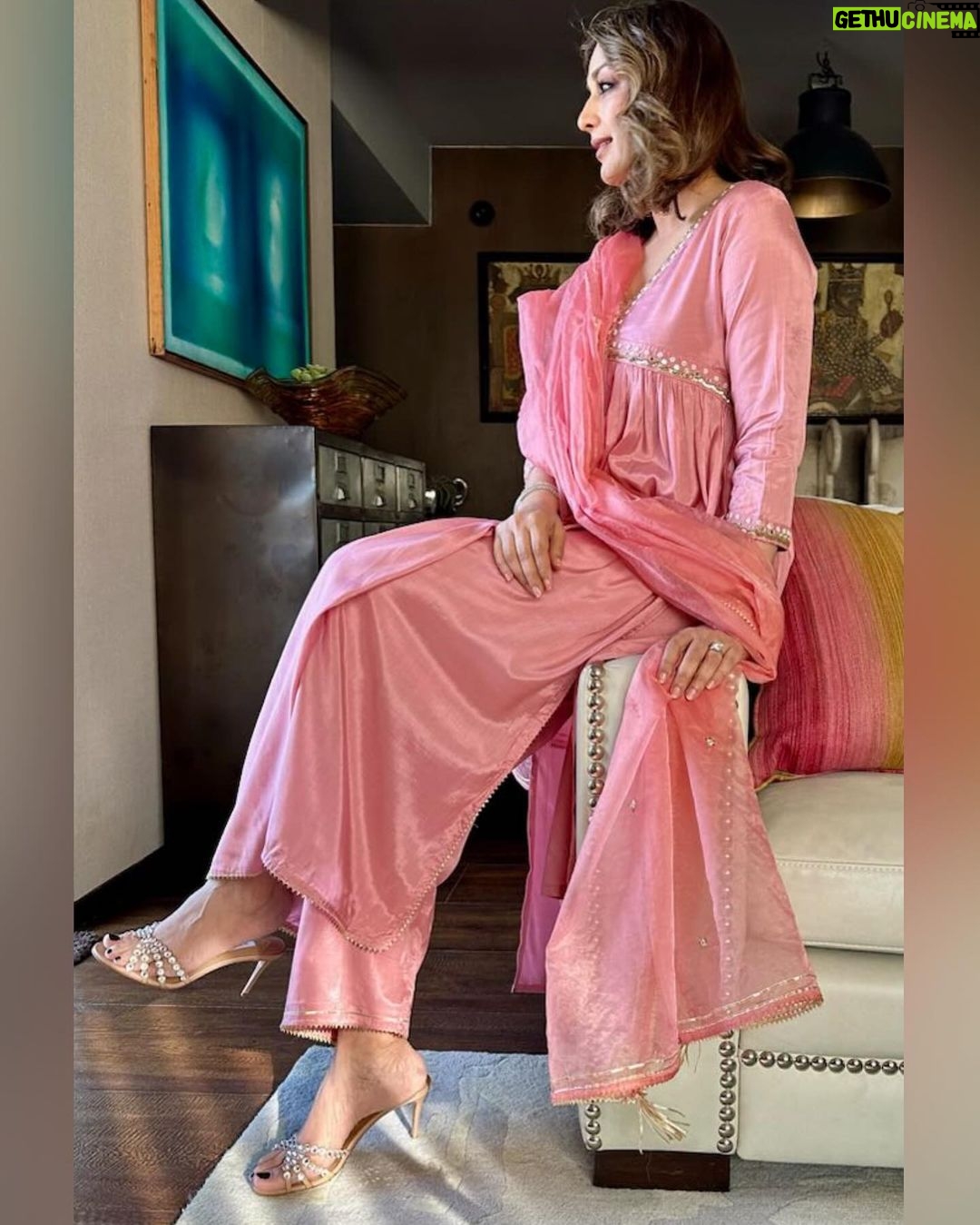 Sonali Bendre Instagram - Blooming where Iโm planted, even if itโs just my living room couch ๐๐ธ