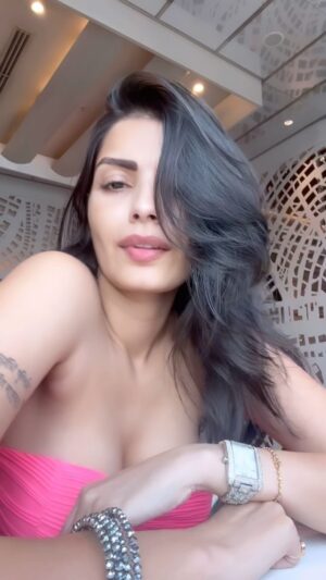 Sonali Raut Instagram - This is how my new season start with astonishment happiness and love @ballyscasinocolombo @ballysentertainment 
.

.
.
Represented by @silverbell.networks
.
.
#newyear #2024 #style #fashion #bollywood #perfomer #sonaliraut #actor #event #happiness #red #celebration #likeforlike #followforfollow #festival #ballys #colombo #srilanka