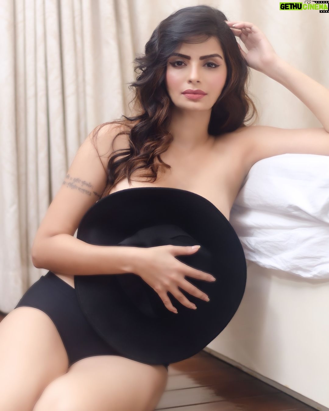 Toliq metrajli italyan guruh porno Teshikli jinsi shimlar