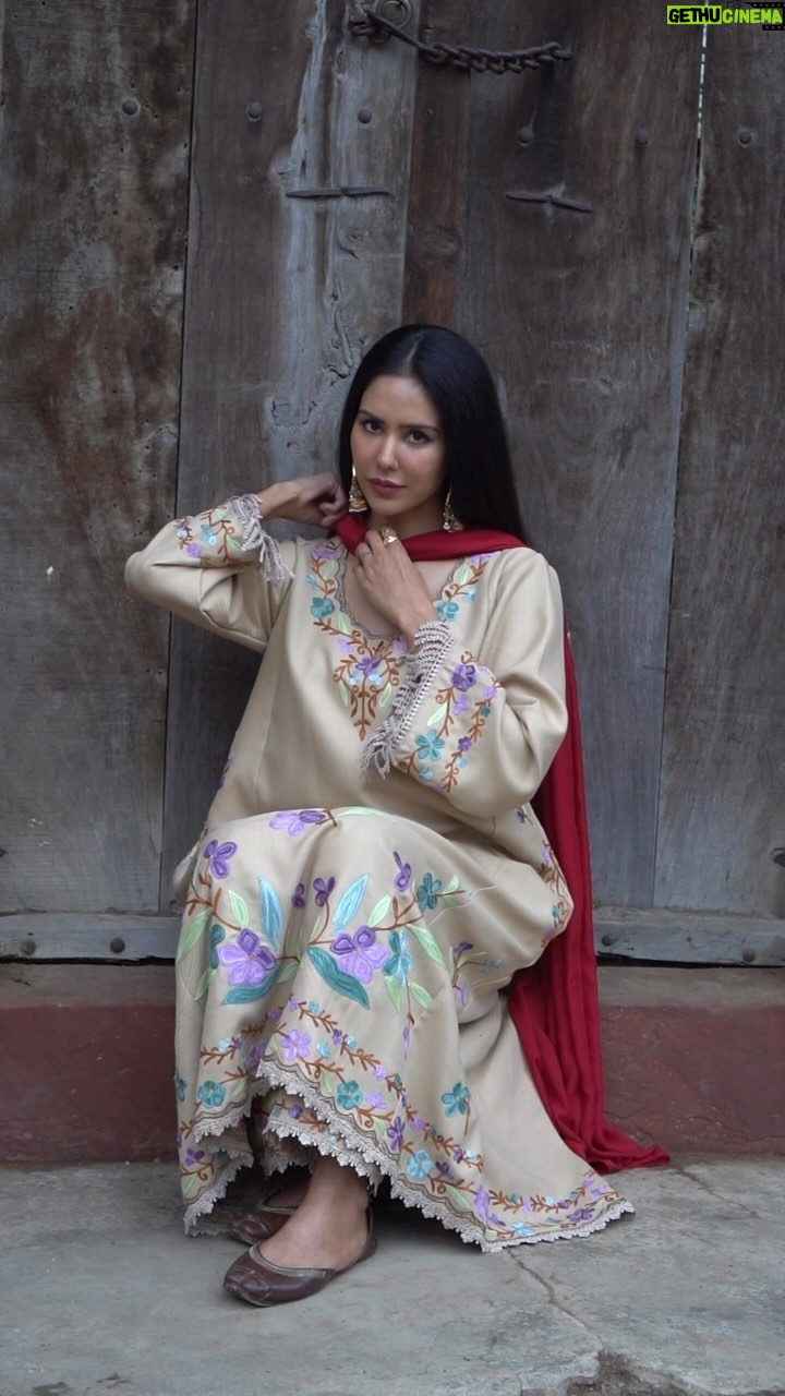 Sonam Bajwa Instagram - My mum loved this suit so much …she said aah mainu dedi 🤍 🌝🌝🌝