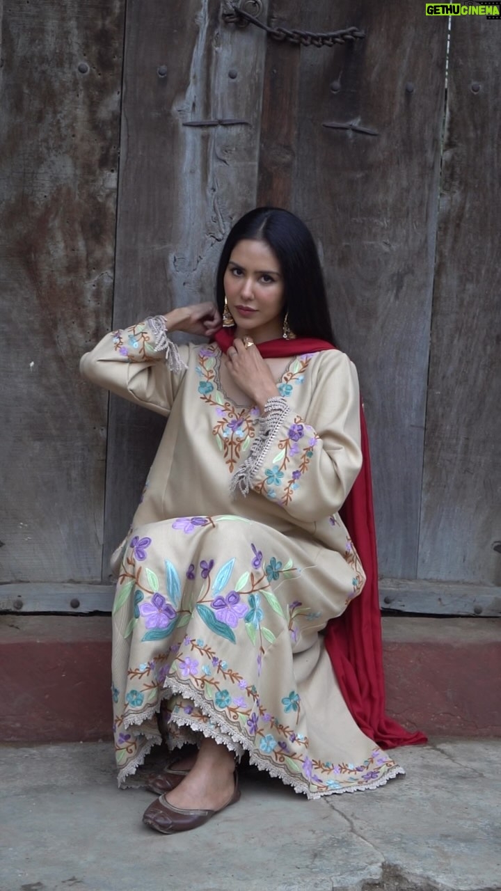 Sonam Bajwa - 1.7 Million Likes - My mum loved this suit so much …she said aah mainu dedi 🤍
🌝🌝🌝