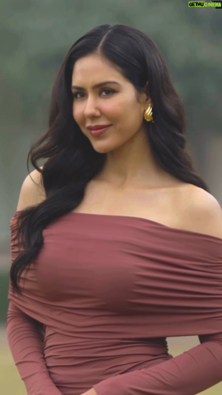 Sonam Bajwa Instagram - @vivo_india recently helped me capture a moment of pure joy with the all new vivo X100 Series. Want to know the story behind these portraits? Stay tuned! Usually photoshoots tend to be long and tiring. Waiting long minutes for the photographer to change lenses and set up for each shot? It’s always a challenge, especially in this weather! But with the ZEISS Multifocal Portrait Camera this shoot literally took minutes 🫶🏻 Prebook the vivo X100 Series now. It’s truly the Next Level of Imaging! @vivo_India @zeisscameralenses #vivoX100Series #UncoverTheImagination #NextLevelOfImaging #XtremeImagination