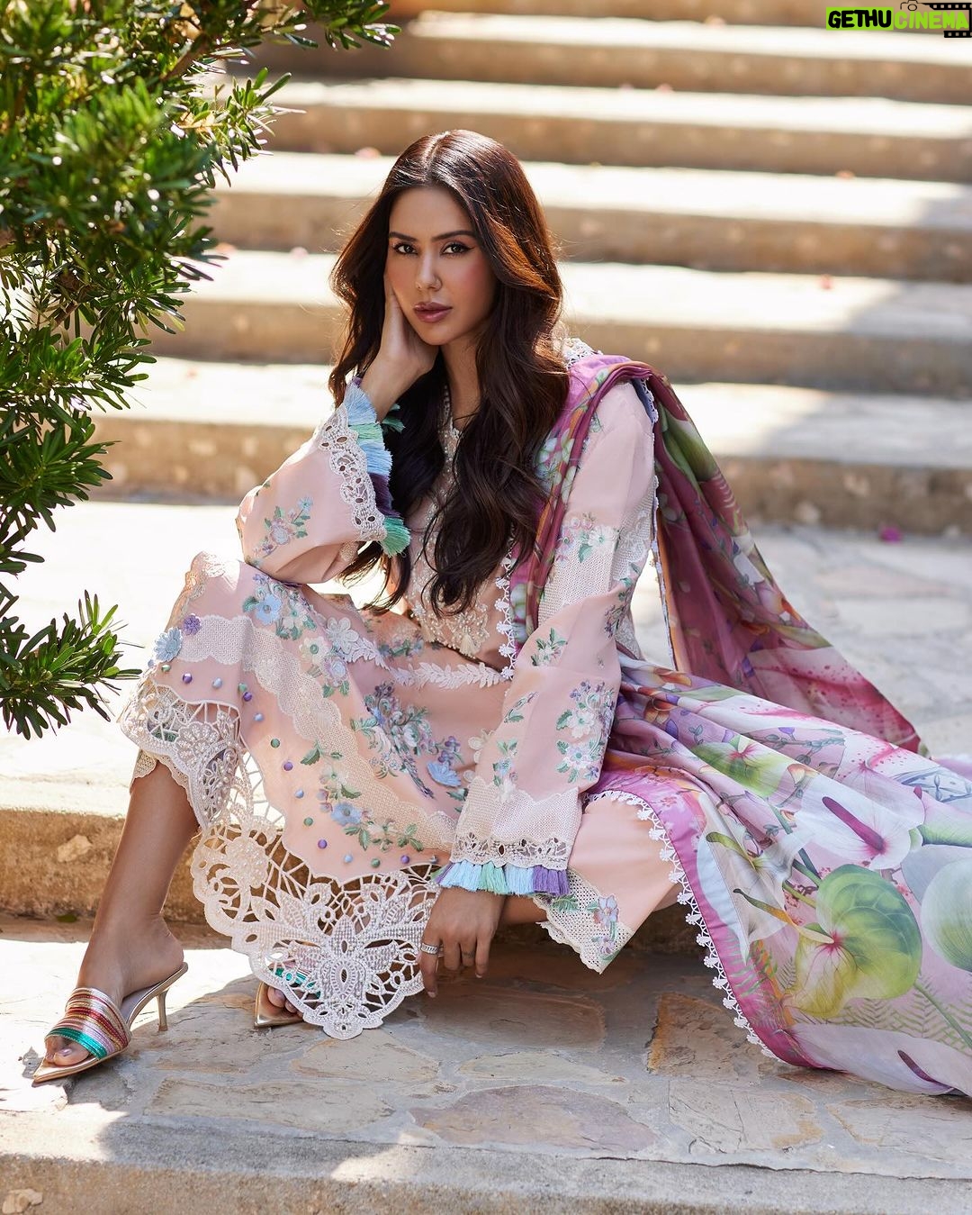 Sonam Bajwa Instagram - Get your hands on to this stunning new collection by @mushqpk 🤍 Baaki sab kiven ho?