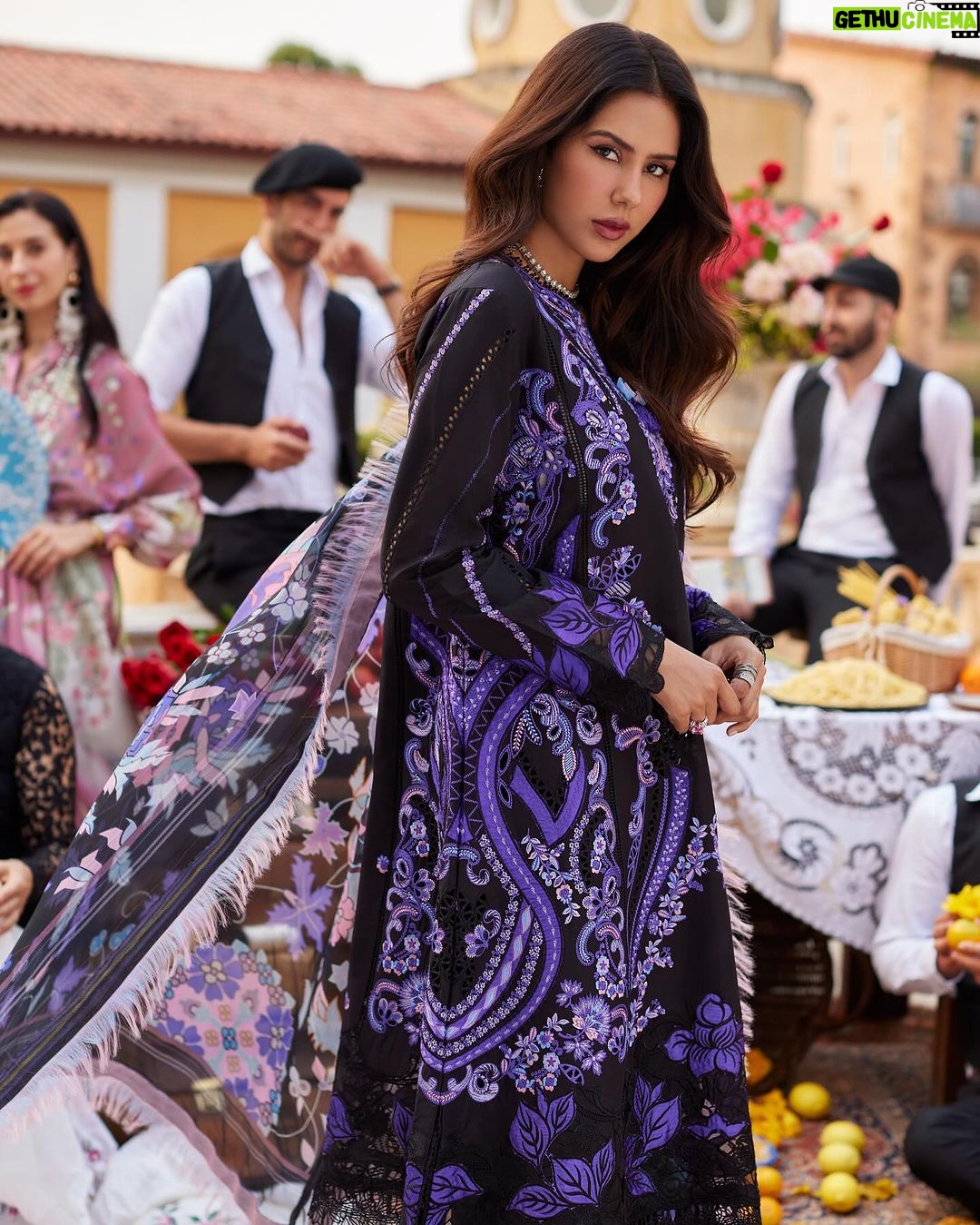 Sonam Bajwa Instagram - Get your hands on to this stunning new collection by @mushqpk 🤍 Baaki sab kiven ho?