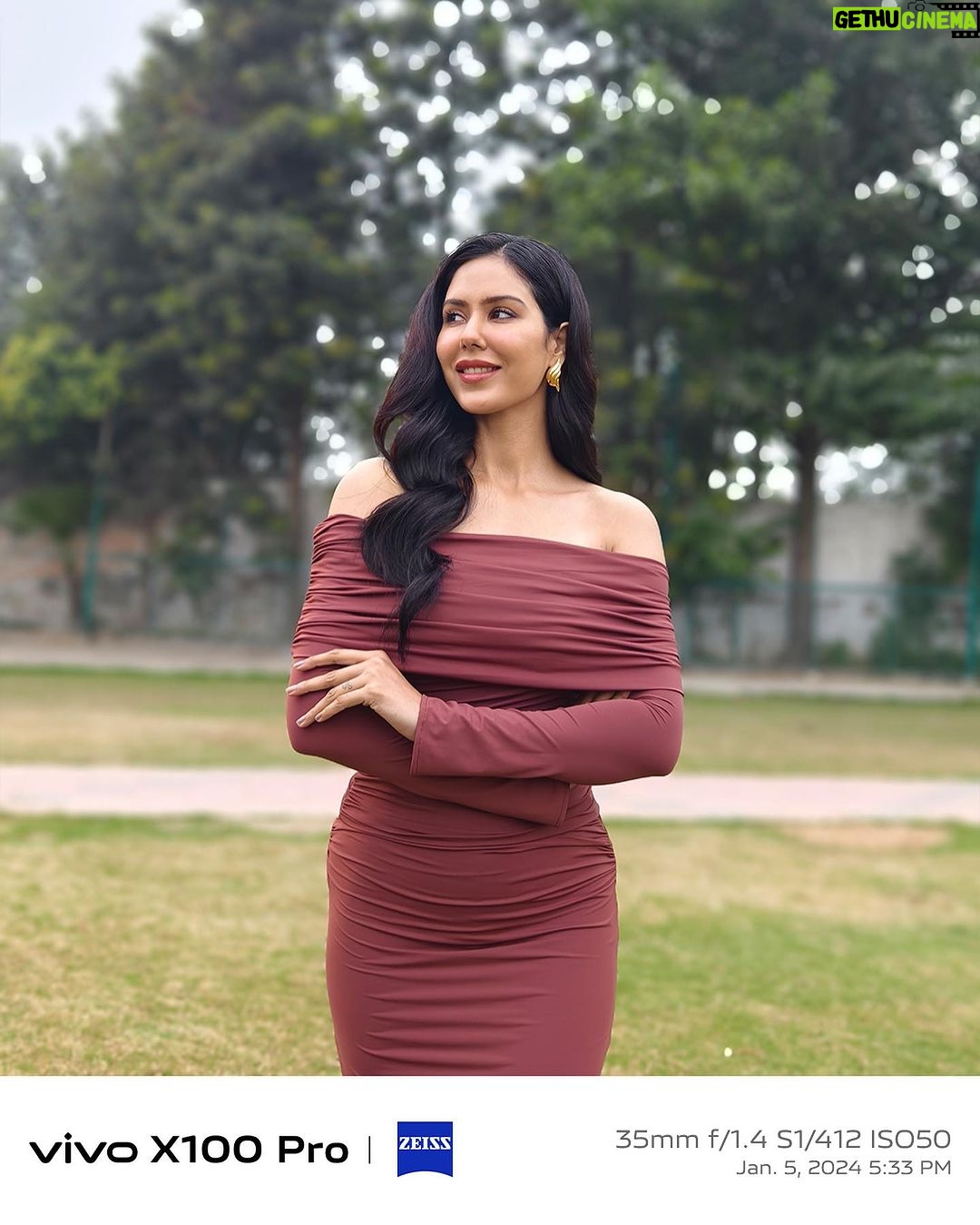 Sonam Bajwa Instagram - Working on what you love and earning accolades is one thing, but being cherished by people worldwide? That’s priceless. When @vivo_India invited me to showcase the story of true joy, I immediately thought about the first time I came across fan-made edits on Instagram. To realize that people who don’t even know me personally would invest time in creating things like these, I was filled with gratitude. To capture this particular emotion, I used the all new vivo X100 series. With its ZEISS Multifocal Portrait Camera, one can genuinely showcase an emotion without the need to pause and fake it while the lenses are being changed. The vivo X100 series deserves a fan-made edit of its own! Buy now the vivo X100 Series. This one is truly the Next Level of Imaging! @vivo_India @zeisscameralenses #vivoX100Series #UncoverTheImagination #NextLevelOfImaging #xtremeimagination