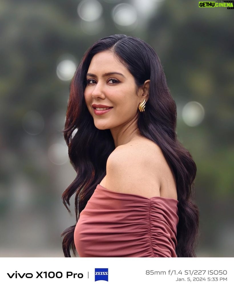 Sonam Bajwa Instagram - Working on what you love and earning accolades is one thing, but being cherished by people worldwide? That’s priceless. When @vivo_India invited me to showcase the story of true joy, I immediately thought about the first time I came across fan-made edits on Instagram. To realize that people who don’t even know me personally would invest time in creating things like these, I was filled with gratitude. To capture this particular emotion, I used the all new vivo X100 series. With its ZEISS Multifocal Portrait Camera, one can genuinely showcase an emotion without the need to pause and fake it while the lenses are being changed. The vivo X100 series deserves a fan-made edit of its own! Buy now the vivo X100 Series. This one is truly the Next Level of Imaging! @vivo_India @zeisscameralenses #vivoX100Series #UncoverTheImagination #NextLevelOfImaging #xtremeimagination