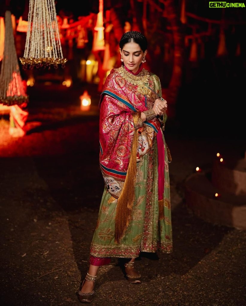 Sonam Kapoor Instagram - Since the night was dedicated to heritage ,Introducing the traditional attire of Ladakh: The Mogos, the primary garment, paired with the Bok cape for warmth, showcases the rich cultural tapestry influenced by the Silk Route. Crafted from silk by artisans of Benaras, this ensemble features intricate phoenix embroidery symbolizing energy and wisdom, with a crane motif representing peace and prosperity. Also to carry on the theme of heritage I wore jewels from my @kaveeta.singh @kapoor.sunita and @priya27ahuja thank you all three for letting me raid your closets. Love you three the most. Outfit @namzacouture Bag custom @re_ceremonial Juttis @5_elementsbyradhikagupta Styling @rheakapoor and @manishamelwani Style team @sananver @junni.khyriem Make up @makeupbyridhi Hair @komalvora_ photographer @josephradhik