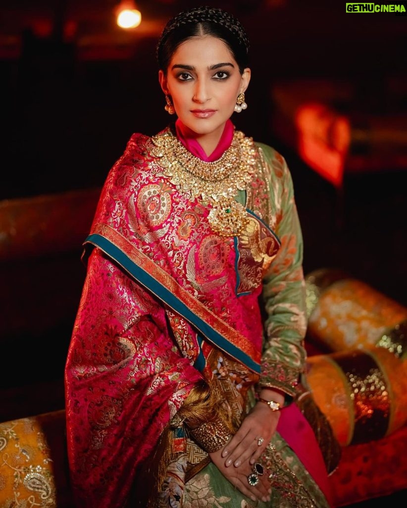 Sonam Kapoor Instagram - Since the night was dedicated to heritage ,Introducing the traditional attire of Ladakh: The Mogos, the primary garment, paired with the Bok cape for warmth, showcases the rich cultural tapestry influenced by the Silk Route. Crafted from silk by artisans of Benaras, this ensemble features intricate phoenix embroidery symbolizing energy and wisdom, with a crane motif representing peace and prosperity. Also to carry on the theme of heritage I wore jewels from my @kaveeta.singh @kapoor.sunita and @priya27ahuja thank you all three for letting me raid your closets. Love you three the most. Outfit @namzacouture Bag custom @re_ceremonial Juttis @5_elementsbyradhikagupta Styling @rheakapoor and @manishamelwani Style team @sananver @junni.khyriem Make up @makeupbyridhi Hair @komalvora_ photographer @josephradhik