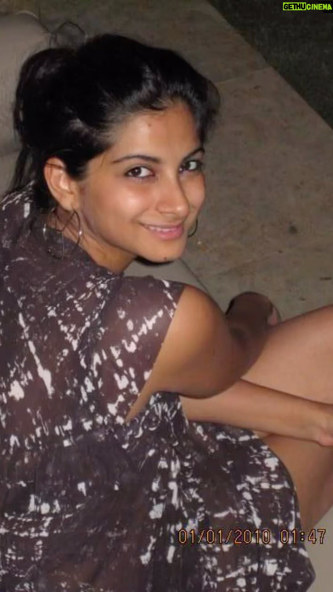Sonam Kapoor Instagram - Happy happy birthday to my rhee bee… I think Javed uncle wrote this song for you.. all the qualities describing Aisha are you.. everything you touch becomes beautiful and I’m so glad you’re showcasing it through your movies and styling. तुम हो कमाल तुम बेमिसाल, तुम लाजवाब हो आयशा ऐसी हसीन हो जिस को छू लो उसको हसीन कर दो तुम सोचती हो दुनिया में कोई भी क्यों ख़राब हो आयशा तुम चाहती हो तुम कोई रंग हर जिंदगी में भर दो, भर दो Tum ho kamaal, tum bemisaal Tum lajawab ho, Aisha Aaisi haseen ho Jisko chhu lo usko haseen kar do Tum sochti ho duniya mein Koi bhi kyun kharab ho, Aisha Tum chahti ho tum koi rang Har zindagi mein bhar lo, bhar lo Love you so much ❤️