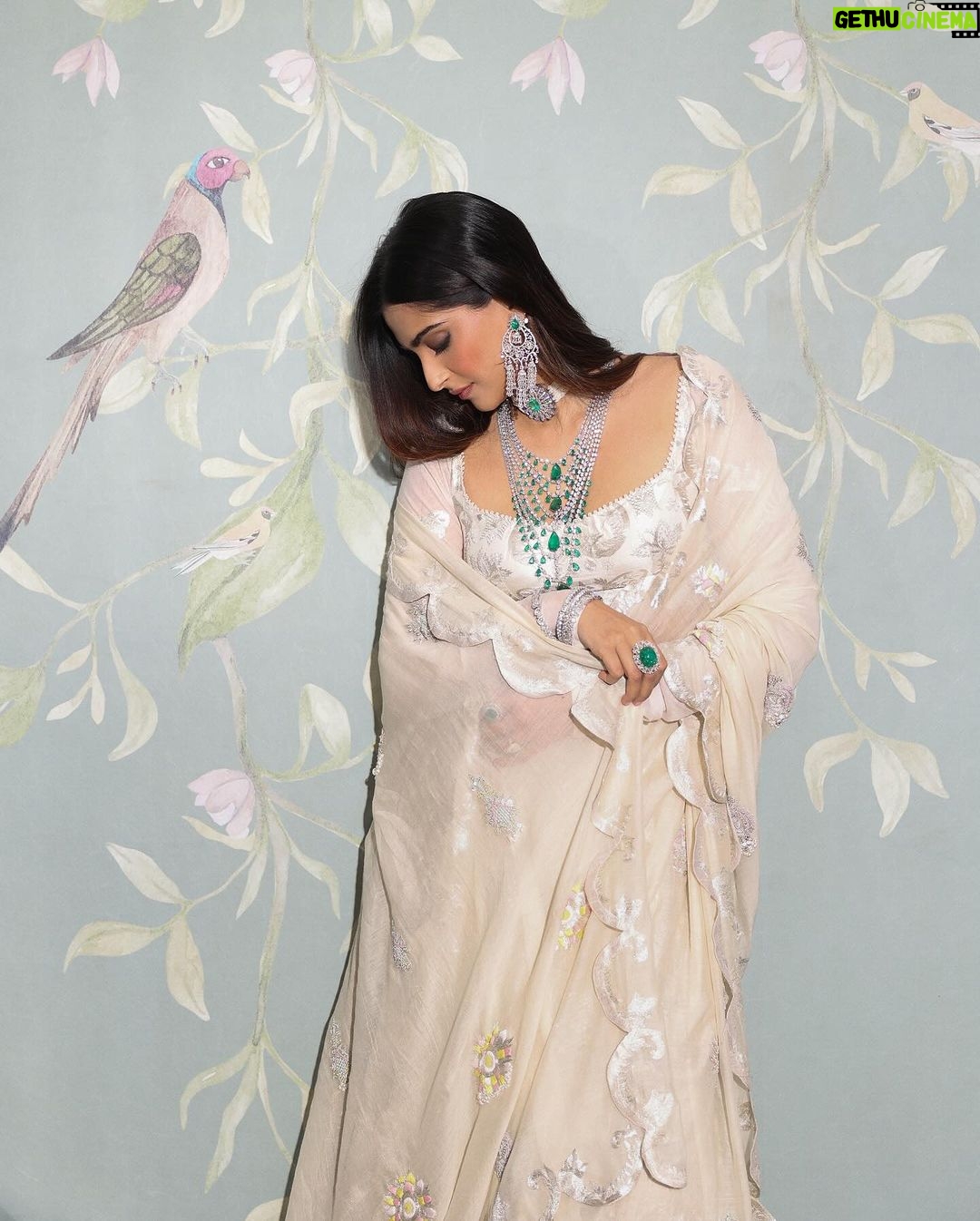 Sonam Kapoor Instagram - An @anamikakhanna.in girl always.. nothing is more elegant than silver and white… Outfit custom @anamikakhanna.in Styling @rheakapoor and @manishamelwani Style team @sananver @junni.khyriem Make up @makeupbyridhi Hair @komalvora_ photographer @dinesh_ahuja
