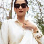Sonam Kapoor Instagram - My Date for the 🦁 Love you anamika.. no one like you Outfit @antar_agni_ujjawaldubey Bag @dior Styling @rheakapoor and @manishamelwani Style team @sananver @junni.khyriem Make up @makeupbyridhi Hair @komalvora_ photographer @dinesh_ahuja