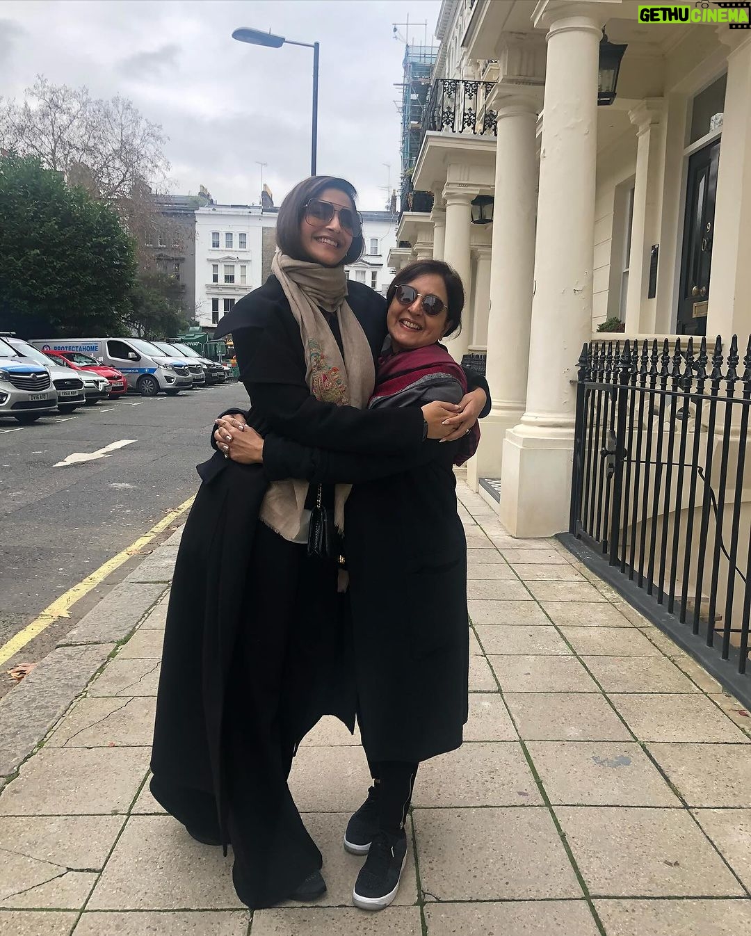 Sonam Kapoor Instagram - Happy Happy Birthday mom! Have the best best year filled with lots of play time with Vayu, eating namkeen while chatting with me, meals with your boys and travel and walks with papa! Jeeeooon hazaaron saal! We love love you @priya27ahuja ❤️❤️❤️❤️