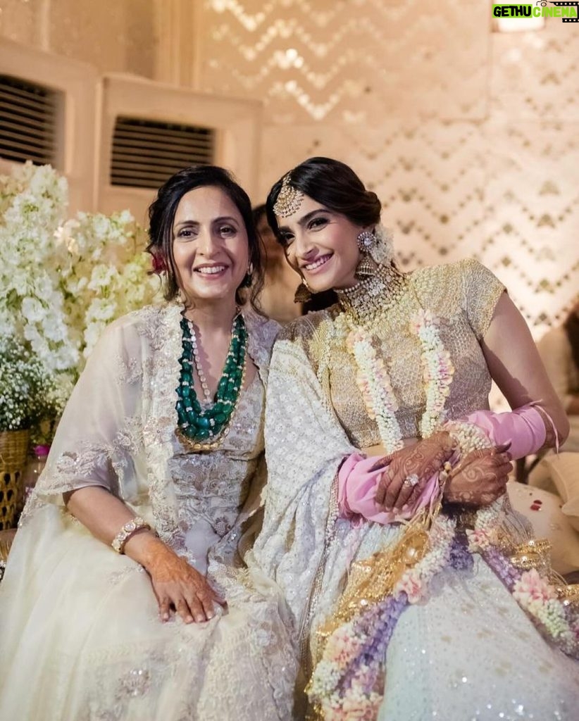 Sonam Kapoor Instagram - Happy Happy Birthday mom! Have the best best year filled with lots of play time with Vayu, eating namkeen while chatting with me, meals with your boys and travel and walks with papa! Jeeeooon hazaaron saal! We love love you @priya27ahuja ❤❤❤❤