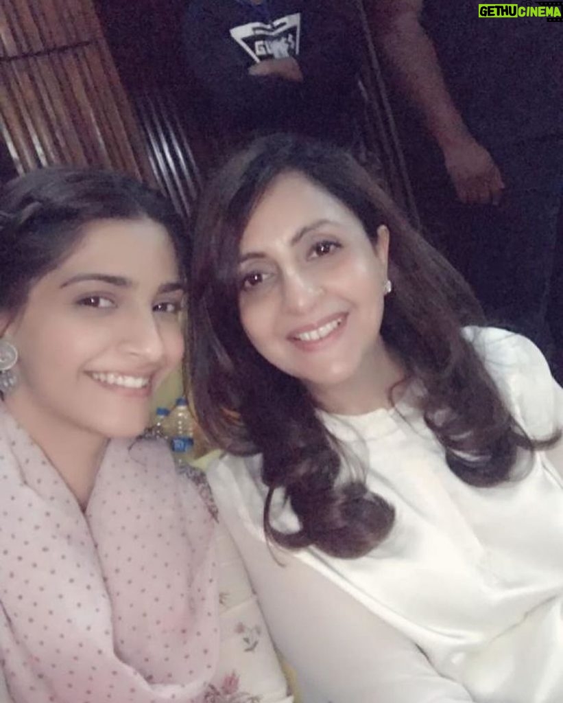 Sonam Kapoor Instagram - Happy Happy Birthday mom! Have the best best year filled with lots of play time with Vayu, eating namkeen while chatting with me, meals with your boys and travel and walks with papa! Jeeeooon hazaaron saal! We love love you @priya27ahuja ❤️❤️❤️❤️