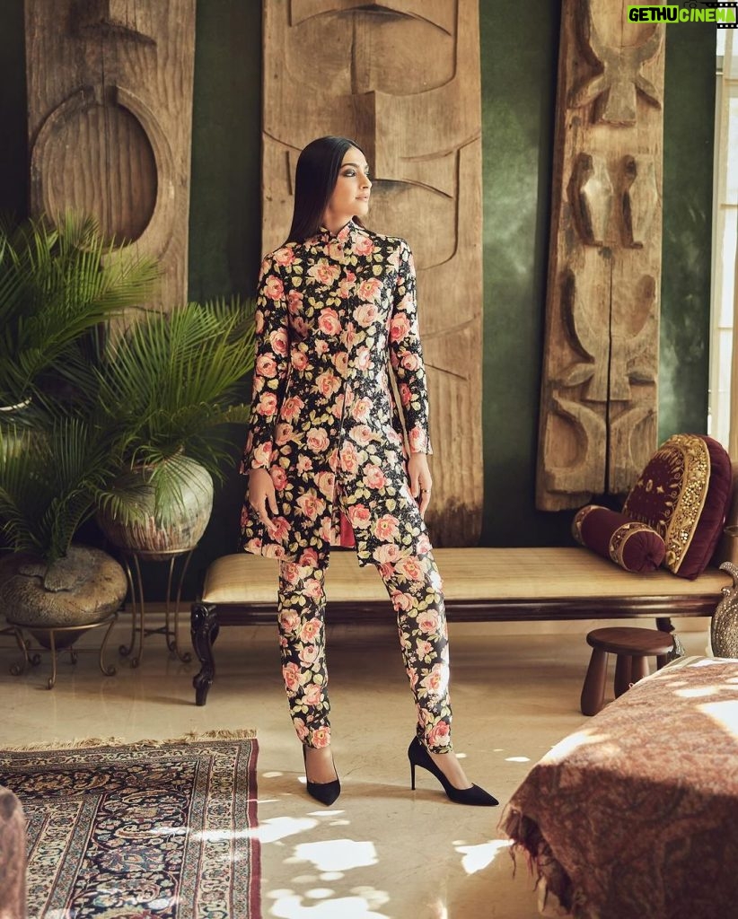 Sonam Kapoor Instagram - Ready for the Harpers Bazaar Luxury Conclave @bazaarindia in @rajeshpratapsinghworks styled by @mohitrai 💄 @savleenmanchanda 💇‍♀️ @florianhurel 📸 @sheldon.santos Delhi, India
