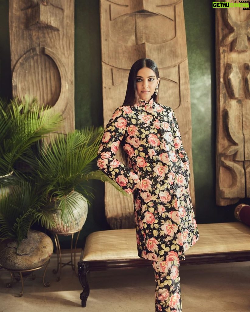 Sonam Kapoor Instagram - Ready for the Harpers Bazaar Luxury Conclave @bazaarindia in @rajeshpratapsinghworks styled by @mohitrai 💄 @savleenmanchanda 💇‍♀ @florianhurel 📸 @sheldon.santos Delhi, India