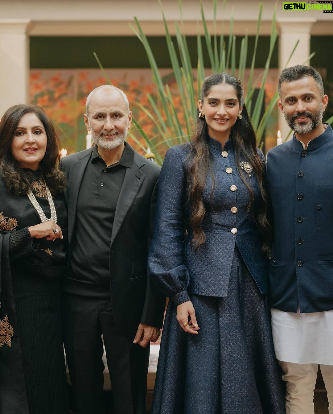 Sonam Kapoor Instagram - Happy Happy Birthday mom! Have the best best year filled with lots of play time with Vayu, eating namkeen while chatting with me, meals with your boys and travel and walks with papa! Jeeeooon hazaaron saal! We love love you @priya27ahuja ❤️❤️❤️❤️