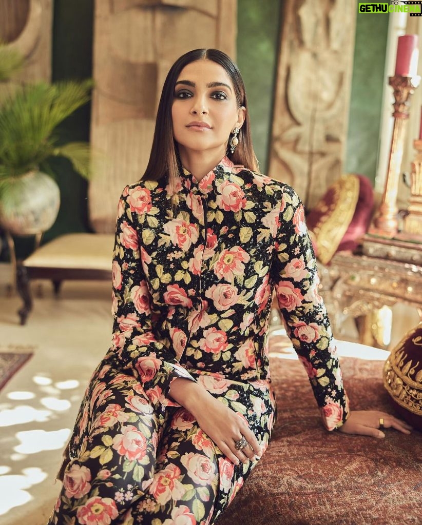 Sonam Kapoor Instagram - Ready for the Harpers Bazaar Luxury Conclave @bazaarindia in @rajeshpratapsinghworks styled by @mohitrai 💄 @savleenmanchanda 💇‍♀️ @florianhurel 📸 @sheldon.santos Delhi, India