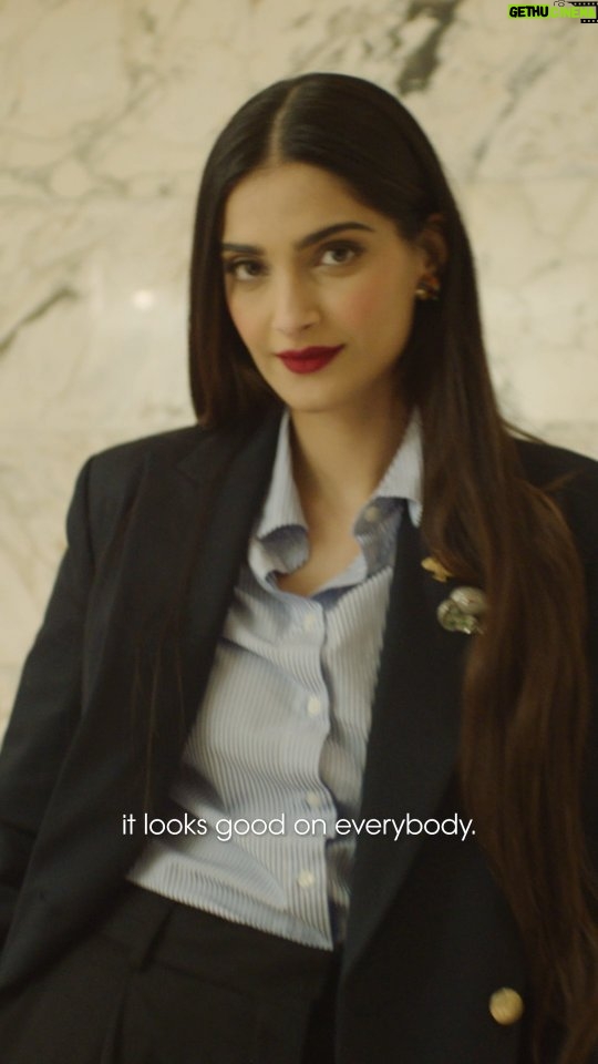 Sonam Kapoor Instagram - In a room awash with New York’s quintessential golden light, Sonam Kapoor got ready to attend Tommy Hilfiger's Fall 2024 presentation titled “A New York Moment”. Kapoor opted for a sharply tailored navy suit paired with navratna-coded brooches. Watch the full video on YouTube at the link in bio. EP: Julia Ochsenreiter Director: Kathleen Dycaico Producer: Asafe Pereira DP: Andrew Maso Edit: @theprefacestory AC: Jack Kelly Sound: Turner Curran #TommyHilfiger #GetReadyWithMe @sonamkapoor @tommyhilfiger