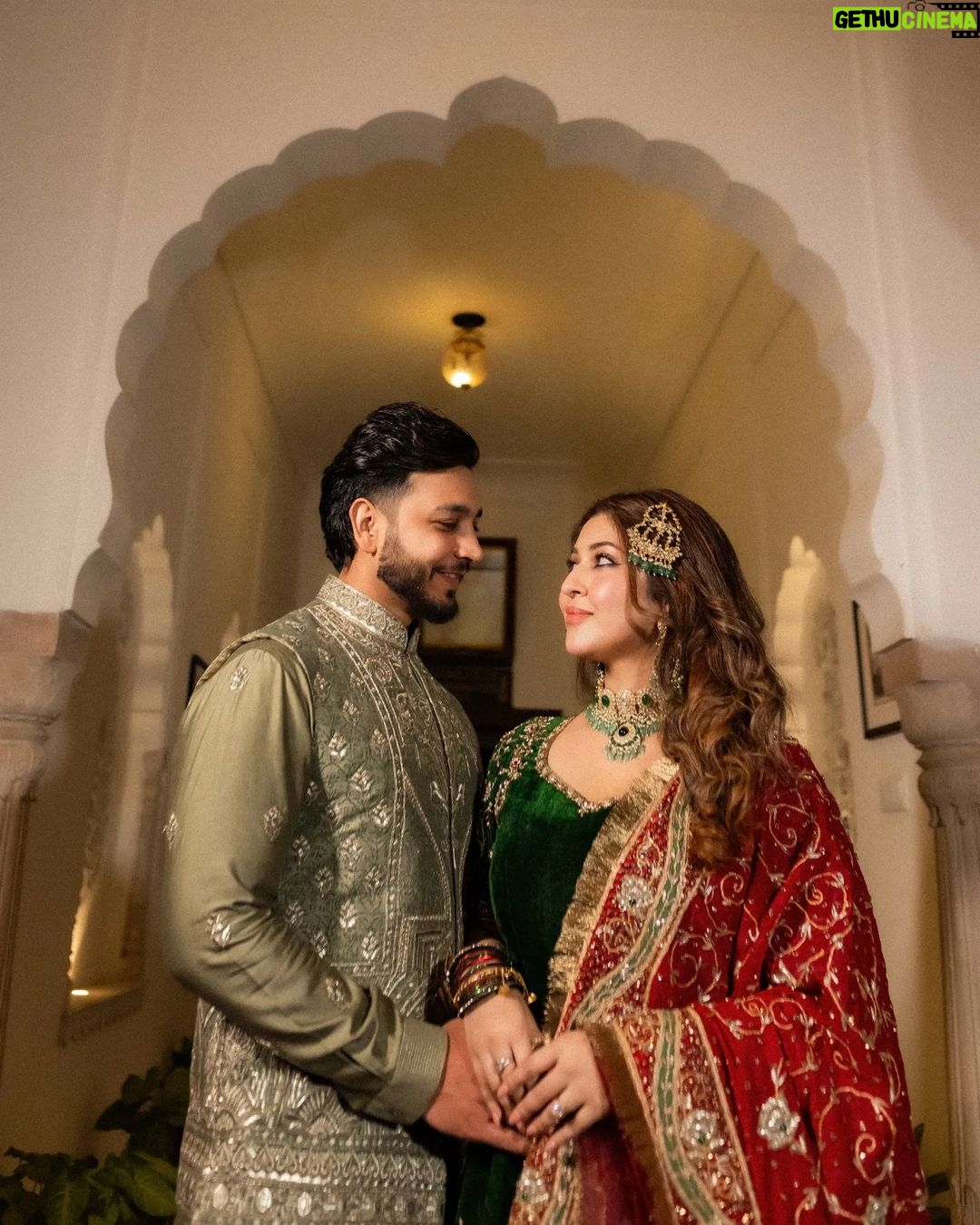 Sonarika Bhadoria Instagram - मेहँदी है रचनेवाली, हाथों में गहरी लाली ❤️💚 Outfit - @poonambhadoria Maa ki Shaadi ka Lehenga♥️ MUA - @dipak_nayak1.0 Hair - @fatima_ahmed1309 Jewellery - @adan_creation_ Picture courtesy - @dipak_studios Ranthambore Rajasthan