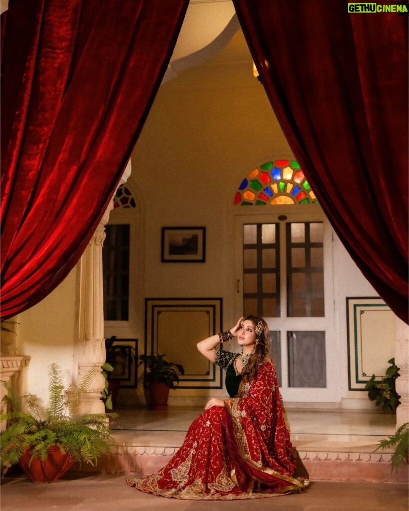 Sonarika Bhadoria Instagram - मेहँदी है रचनेवाली, हाथों में गहरी लाली ❤💚 Outfit - @poonambhadoria Maa ki Shaadi ka Lehenga♥ MUA - @dipak_nayak1.0 Hair - @fatima_ahmed1309 Jewellery - @adan_creation_ Picture courtesy - @dipak_studios Ranthambore Rajasthan