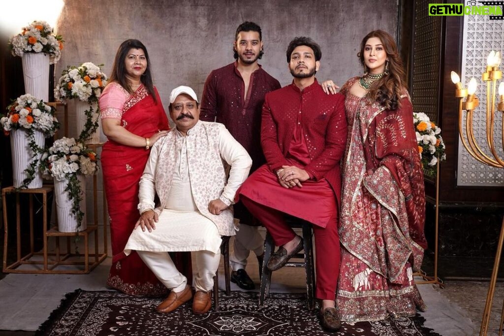 Sonarika Bhadoria Instagram - सर्वमंगल मांगल्ये शिवे सवार्थ साधिके शरण्येत्र्यंबके गौरी नारायणी नमोस्तुते 🙏🏻♥ परीवार🌍🫀🧿 Our wedding festivities have begun with Mata Rani’s blessing’s🙏🏻♥