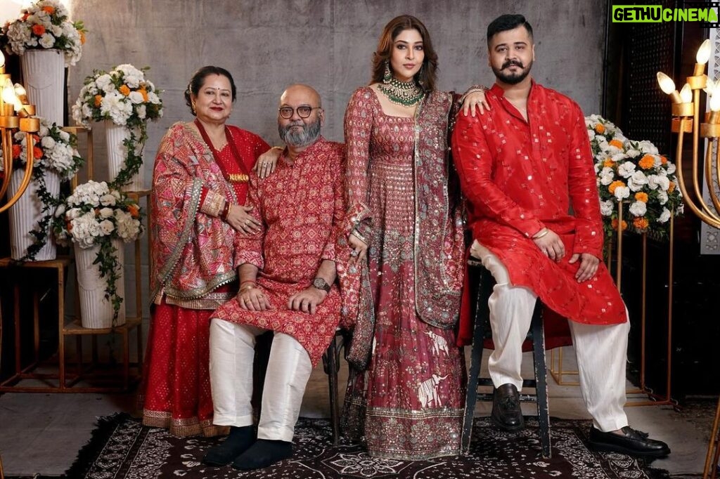 Sonarika Bhadoria Instagram - सर्वमंगल मांगल्ये शिवे सवार्थ साधिके शरण्येत्र्यंबके गौरी नारायणी नमोस्तुते 🙏🏻♥ परीवार🌍🫀🧿 Our wedding festivities have begun with Mata Rani’s blessing’s🙏🏻♥