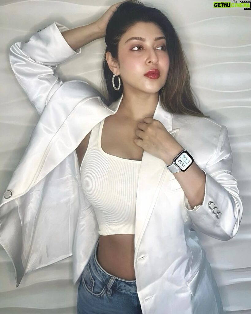 Sonarika Bhadoria Instagram - What keeps me fashionable and competitive is the Redmi Watch 3 Active. I can maintain my sense of style and punctuality with the Redmi Watch 3 Active. #RedmiWatch3Active #wearabletech #smartwatch #xiaomi #redmi #lifestyle #everyday