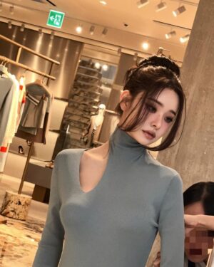 Song Jia Instagram - #광고 
프링이들🤍 오픈 1주년된 ‘팔라초 펜디’ 서울에서 열린 ’FENDI SS24 COLLECTION‘ 프레젠테이션에 참석했어요 🥰 이번 컬렉션은 로마의 영원한 아름다움을 패션으로 표현했다고 해요. 펜디 바게트 미니, 오리가미 미니, 포춘텔러 참 등 패션에 포인트가 될 특별한 펜디의 매력에 풍덩. 저의 선택은? 🥖💛 @fendi
#fendi #FendiSS24