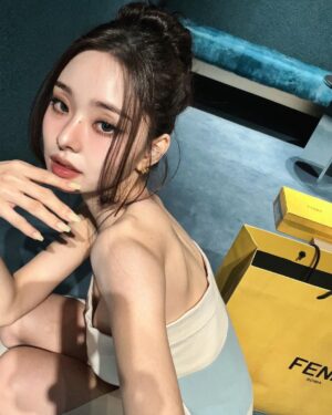 Song Jia Instagram - #광고 
프링이들🤍 오픈 1주년된 ‘팔라초 펜디’ 서울에서 열린 ’FENDI SS24 COLLECTION‘ 프레젠테이션에 참석했어요 🥰 이번 컬렉션은 로마의 영원한 아름다움을 패션으로 표현했다고 해요. 펜디 바게트 미니, 오리가미 미니, 포춘텔러 참 등 패션에 포인트가 될 특별한 펜디의 매력에 풍덩. 저의 선택은? 🥖💛 @fendi
#fendi #FendiSS24