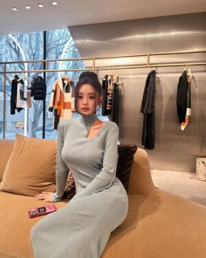 Song Jia Instagram - #광고 
프링이들🤍 오픈 1주년된 ‘팔라초 펜디’ 서울에서 열린 ’FENDI SS24 COLLECTION‘ 프레젠테이션에 참석했어요 🥰 이번 컬렉션은 로마의 영원한 아름다움을 패션으로 표현했다고 해요. 펜디 바게트 미니, 오리가미 미니, 포춘텔러 참 등 패션에 포인트가 될 특별한 펜디의 매력에 풍덩. 저의 선택은? 🥖💛 @fendi
#fendi #FendiSS24