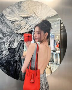 Song Jia Instagram - #광고 프링이들🤍 오픈 1주년된 ‘팔라초 펜디’ 서울에서 열린 ’FENDI SS24 COLLECTION‘ 프레젠테이션에 참석했어요 🥰 이번 컬렉션은 로마의 영원한 아름다움을 패션으로 표현했다고 해요. 펜디 바게트 미니, 오리가미 미니, 포춘텔러 참 등 패션에 포인트가 될 특별한 펜디의 매력에 풍덩. 저의 선택은? 🥖💛 @fendi #fendi #FendiSS24