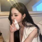 Song Jia Instagram - #광고 프링이들♥ 오늘 피부랑 속눈썹 어때요? 기초부터 마스카라까지 #네오젠 제품으로 연출해봤어요 정말 애정하는 찐-애정템인데, 우리 프링이들한테만 뷰티 꿀템 살짝쿵 공개해볼게요!💖 💗먼저 마스카라는 슬림 메탈 마스카라예요! 요즘 인형속눈썹 유행이니까 🥰 이거 아침에 바르면 저녁까지 인형 속눈썹 같은 C컬이 그대로 유지되는데, 대박이죠?! 💙그리고 이건 정말 N병템인데 나이아신아마이드 15% 세럼이에요 한 번 바르면 속부터 차오르는 미백 광채✨가 뭔지 딱! 느껴질 거예요 (이 세럼 바르고 메이크업하면 밀림 없음) 💛마지막으로 레몬 필링 패드!! 올영 2관왕한 패드인데 각질은 제거하고 광채 충전까지 한 번에 할 수 있는 꿀템🍋그리고 패드 한 장으로 토너랑 필링이 가능한 양면 패드니까 완전 가성비템이라능고🫶🏻 주목📢 이건 우리 프링이들한테만 알려주는건데 1월 15일 월요일 저녁 8시 30분에 카카오 쇼핑 라이브에서 최대 69% 할인가로 만나볼 수 있다니까, 우리 프링이들 절대 놓치지말기😎 @neogen_official @neogen_jp