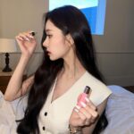 Song Jia Instagram - #광고 프링이들♥ 오늘 피부랑 속눈썹 어때요? 기초부터 마스카라까지 #네오젠 제품으로 연출해봤어요 정말 애정하는 찐-애정템인데, 우리 프링이들한테만 뷰티 꿀템 살짝쿵 공개해볼게요!💖 💗먼저 마스카라는 슬림 메탈 마스카라예요! 요즘 인형속눈썹 유행이니까 🥰 이거 아침에 바르면 저녁까지 인형 속눈썹 같은 C컬이 그대로 유지되는데, 대박이죠?! 💙그리고 이건 정말 N병템인데 나이아신아마이드 15% 세럼이에요 한 번 바르면 속부터 차오르는 미백 광채✨가 뭔지 딱! 느껴질 거예요 (이 세럼 바르고 메이크업하면 밀림 없음) 💛마지막으로 레몬 필링 패드!! 올영 2관왕한 패드인데 각질은 제거하고 광채 충전까지 한 번에 할 수 있는 꿀템🍋그리고 패드 한 장으로 토너랑 필링이 가능한 양면 패드니까 완전 가성비템이라능고🫶🏻 주목📢 이건 우리 프링이들한테만 알려주는건데 1월 15일 월요일 저녁 8시 30분에 카카오 쇼핑 라이브에서 최대 69% 할인가로 만나볼 수 있다니까, 우리 프링이들 절대 놓치지말기😎 @neogen_official @neogen_jp