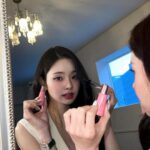 Song Jia Instagram - #광고 프링이들♥ 오늘 피부랑 속눈썹 어때요? 기초부터 마스카라까지 #네오젠 제품으로 연출해봤어요 정말 애정하는 찐-애정템인데, 우리 프링이들한테만 뷰티 꿀템 살짝쿵 공개해볼게요!💖 💗먼저 마스카라는 슬림 메탈 마스카라예요! 요즘 인형속눈썹 유행이니까 🥰 이거 아침에 바르면 저녁까지 인형 속눈썹 같은 C컬이 그대로 유지되는데, 대박이죠?! 💙그리고 이건 정말 N병템인데 나이아신아마이드 15% 세럼이에요 한 번 바르면 속부터 차오르는 미백 광채✨가 뭔지 딱! 느껴질 거예요 (이 세럼 바르고 메이크업하면 밀림 없음) 💛마지막으로 레몬 필링 패드!! 올영 2관왕한 패드인데 각질은 제거하고 광채 충전까지 한 번에 할 수 있는 꿀템🍋그리고 패드 한 장으로 토너랑 필링이 가능한 양면 패드니까 완전 가성비템이라능고🫶🏻 주목📢 이건 우리 프링이들한테만 알려주는건데 1월 15일 월요일 저녁 8시 30분에 카카오 쇼핑 라이브에서 최대 69% 할인가로 만나볼 수 있다니까, 우리 프링이들 절대 놓치지말기😎 @neogen_official @neogen_jp
