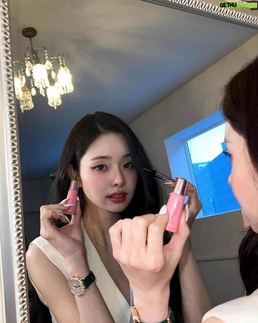 Song Jia Instagram - #광고 프링이들♥ 오늘 피부랑 속눈썹 어때요? 기초부터 마스카라까지 #네오젠 제품으로 연출해봤어요 정말 애정하는 찐-애정템인데, 우리 프링이들한테만 뷰티 꿀템 살짝쿵 공개해볼게요!💖 💗먼저 마스카라는 슬림 메탈 마스카라예요! 요즘 인형속눈썹 유행이니까 🥰 이거 아침에 바르면 저녁까지 인형 속눈썹 같은 C컬이 그대로 유지되는데, 대박이죠?! 💙그리고 이건 정말 N병템인데 나이아신아마이드 15% 세럼이에요 한 번 바르면 속부터 차오르는 미백 광채✨가 뭔지 딱! 느껴질 거예요 (이 세럼 바르고 메이크업하면 밀림 없음) 💛마지막으로 레몬 필링 패드!! 올영 2관왕한 패드인데 각질은 제거하고 광채 충전까지 한 번에 할 수 있는 꿀템🍋그리고 패드 한 장으로 토너랑 필링이 가능한 양면 패드니까 완전 가성비템이라능고🫶🏻 주목📢 이건 우리 프링이들한테만 알려주는건데 1월 15일 월요일 저녁 8시 30분에 카카오 쇼핑 라이브에서 최대 69% 할인가로 만나볼 수 있다니까, 우리 프링이들 절대 놓치지말기😎 @neogen_official @neogen_jp
