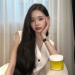Song Jia Instagram - #광고 프링이들♥ 오늘 피부랑 속눈썹 어때요? 기초부터 마스카라까지 #네오젠 제품으로 연출해봤어요 정말 애정하는 찐-애정템인데, 우리 프링이들한테만 뷰티 꿀템 살짝쿵 공개해볼게요!💖 💗먼저 마스카라는 슬림 메탈 마스카라예요! 요즘 인형속눈썹 유행이니까 🥰 이거 아침에 바르면 저녁까지 인형 속눈썹 같은 C컬이 그대로 유지되는데, 대박이죠?! 💙그리고 이건 정말 N병템인데 나이아신아마이드 15% 세럼이에요 한 번 바르면 속부터 차오르는 미백 광채✨가 뭔지 딱! 느껴질 거예요 (이 세럼 바르고 메이크업하면 밀림 없음) 💛마지막으로 레몬 필링 패드!! 올영 2관왕한 패드인데 각질은 제거하고 광채 충전까지 한 번에 할 수 있는 꿀템🍋그리고 패드 한 장으로 토너랑 필링이 가능한 양면 패드니까 완전 가성비템이라능고🫶🏻 주목📢 이건 우리 프링이들한테만 알려주는건데 1월 15일 월요일 저녁 8시 30분에 카카오 쇼핑 라이브에서 최대 69% 할인가로 만나볼 수 있다니까, 우리 프링이들 절대 놓치지말기😎 @neogen_official @neogen_jp
