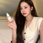 Song Jia Instagram - #광고 프링이들♥ 오늘 피부랑 속눈썹 어때요? 기초부터 마스카라까지 #네오젠 제품으로 연출해봤어요 정말 애정하는 찐-애정템인데, 우리 프링이들한테만 뷰티 꿀템 살짝쿵 공개해볼게요!💖 💗먼저 마스카라는 슬림 메탈 마스카라예요! 요즘 인형속눈썹 유행이니까 🥰 이거 아침에 바르면 저녁까지 인형 속눈썹 같은 C컬이 그대로 유지되는데, 대박이죠?! 💙그리고 이건 정말 N병템인데 나이아신아마이드 15% 세럼이에요 한 번 바르면 속부터 차오르는 미백 광채✨가 뭔지 딱! 느껴질 거예요 (이 세럼 바르고 메이크업하면 밀림 없음) 💛마지막으로 레몬 필링 패드!! 올영 2관왕한 패드인데 각질은 제거하고 광채 충전까지 한 번에 할 수 있는 꿀템🍋그리고 패드 한 장으로 토너랑 필링이 가능한 양면 패드니까 완전 가성비템이라능고🫶🏻 주목📢 이건 우리 프링이들한테만 알려주는건데 1월 15일 월요일 저녁 8시 30분에 카카오 쇼핑 라이브에서 최대 69% 할인가로 만나볼 수 있다니까, 우리 프링이들 절대 놓치지말기😎 @neogen_official @neogen_jp