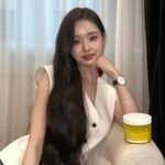 Song Jia Instagram - #광고 프링이들♥ 오늘 피부랑 속눈썹 어때요? 기초부터 마스카라까지 #네오젠 제품으로 연출해봤어요 정말 애정하는 찐-애정템인데, 우리 프링이들한테만 뷰티 꿀템 살짝쿵 공개해볼게요!💖 💗먼저 마스카라는 슬림 메탈 마스카라예요! 요즘 인형속눈썹 유행이니까 🥰 이거 아침에 바르면 저녁까지 인형 속눈썹 같은 C컬이 그대로 유지되는데, 대박이죠?! 💙그리고 이건 정말 N병템인데 나이아신아마이드 15% 세럼이에요 한 번 바르면 속부터 차오르는 미백 광채✨가 뭔지 딱! 느껴질 거예요 (이 세럼 바르고 메이크업하면 밀림 없음) 💛마지막으로 레몬 필링 패드!! 올영 2관왕한 패드인데 각질은 제거하고 광채 충전까지 한 번에 할 수 있는 꿀템🍋그리고 패드 한 장으로 토너랑 필링이 가능한 양면 패드니까 완전 가성비템이라능고🫶🏻 주목📢 이건 우리 프링이들한테만 알려주는건데 1월 15일 월요일 저녁 8시 30분에 카카오 쇼핑 라이브에서 최대 69% 할인가로 만나볼 수 있다니까, 우리 프링이들 절대 놓치지말기😎 @neogen_official @neogen_jp